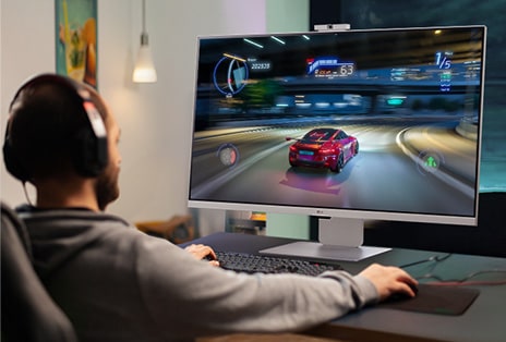 Seorang pria menikmati bermain game di ruang pribadinya, tanpa terganggu oleh anggota keluarga lainnya, dengan LG MyView Smart Monitor tanpa PC.