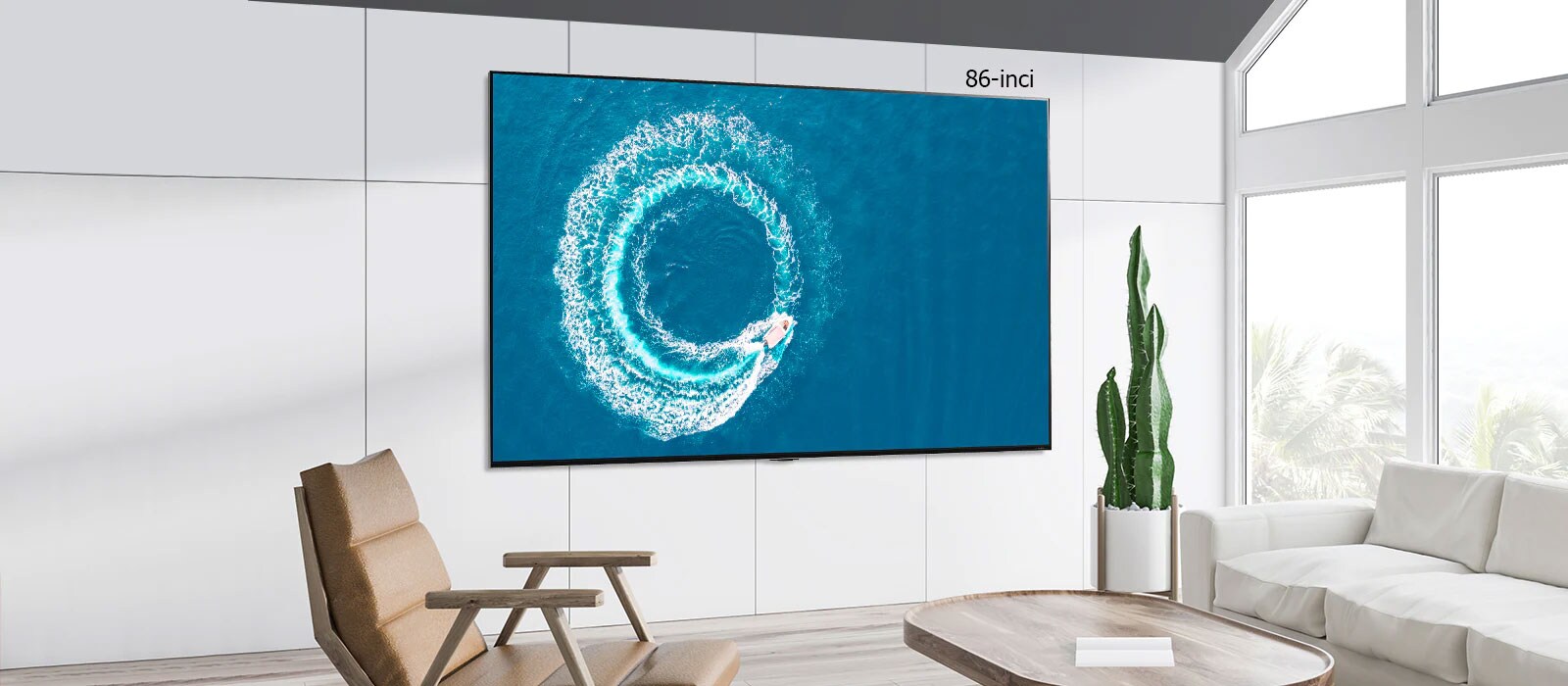 LG QNED MiniLED TV dipasang di dinding dalam sebuah ruangan berwarna putih yang modern. Menggulir dari kiri ke kanan menunjukkan perbedaan ukuran antara layar 43 inci dan 86 inci.