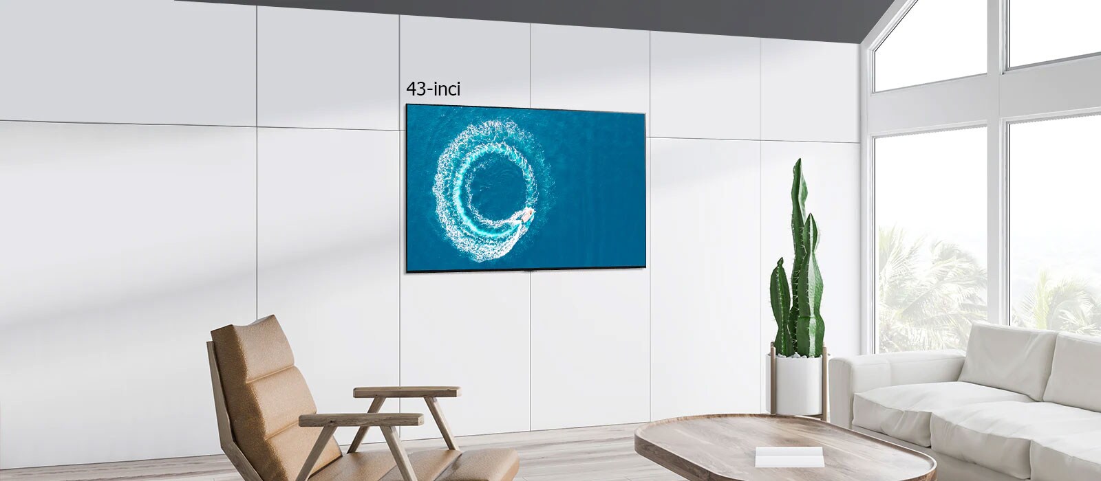 LG QNED MiniLED TV dipasang di dinding dalam sebuah ruangan berwarna putih yang modern. Menggulir dari kiri ke kanan menunjukkan perbedaan ukuran antara layar 43 inci dan 86 inci.