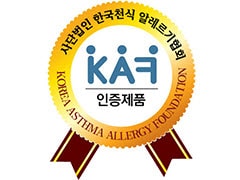 Logo Korea Asthma Allergy Foundation pada latar warna putih. Lima titik pada bagian bawah menunjukkan adanya materi karousel. Titik ke-empat berwarna merah menunjukkan sebagai materi ke-empat dari lima gambar