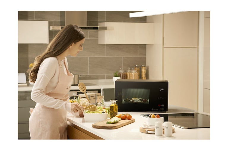 LG NeoChef™ Microwave Solo inverter dengan pemanasan dan defrosting merata kapasitas 25 Liter - Hitam, MS2595DIS