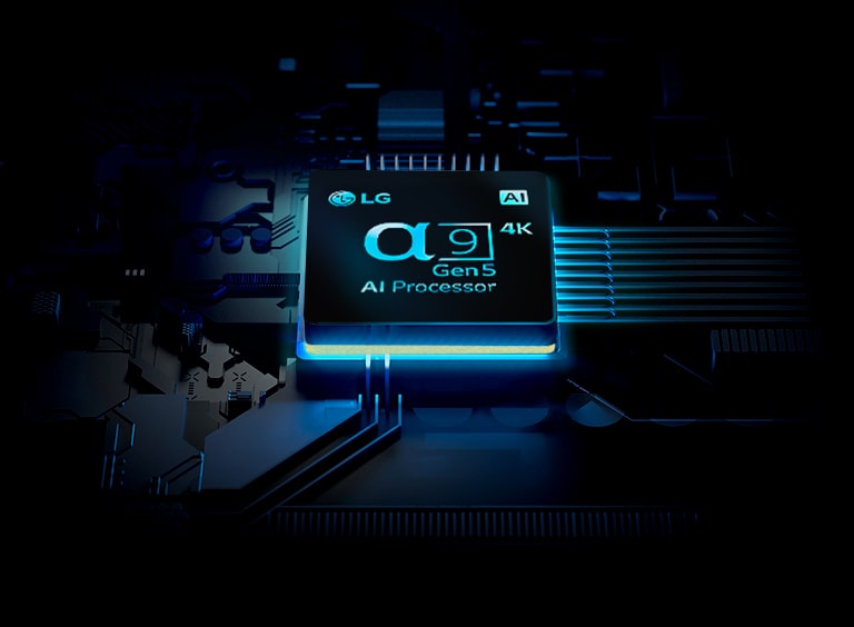 Chip Prosesor AI ⍺9 Gen5 4K dari LG dilihat dengan berkas cahaya yang memancar dari chip tersebut.