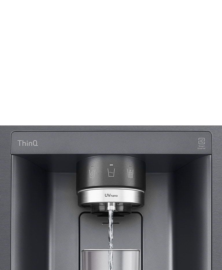 Air mengalir dari dispenser LG UVnano ThinQ ke gelas, fitur Smart Inverter tampak di kanan atas.