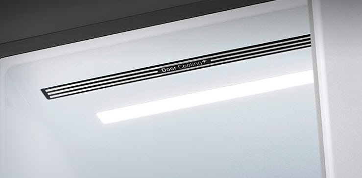 Pandangan diagonal ke atas lemari es menunjukkan pencahayaan LED yang lembut.