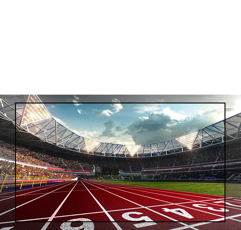 Layar TV menampilkan sebuah stadion dengan pemandangan close-up lintasan lari. Stadion penuh penonton.