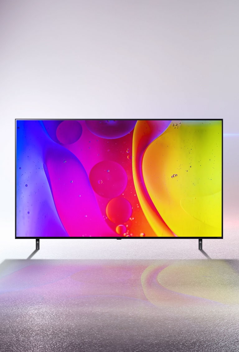 Sebuah TV di ruangan yang sangat putih sedang menayangkan warna-warna cerah yang menghipnotis di layar.