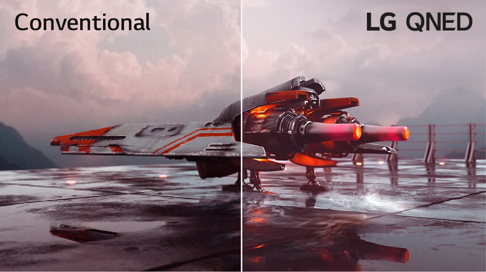 Ada pesawat tempur merah dan gambar dibagi menjadi dua – bagian kiri gambar tampak kurang berwarna dan sedikit lebih gelap sedangkan bagian kanan gambar lebih cerah dan lebih berwarna. Di pojok kiri atas gambar tertulis Konvensional dan di pojok kanan atas ada Logo LG QNED.