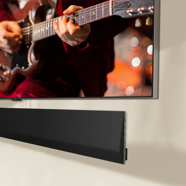 Perspektif miring dari bagian bawah LG OLED TV dan LG Soundbar.