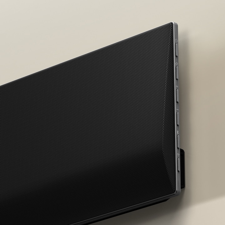 Gambar close-up LG soundbar menempel di dinding.