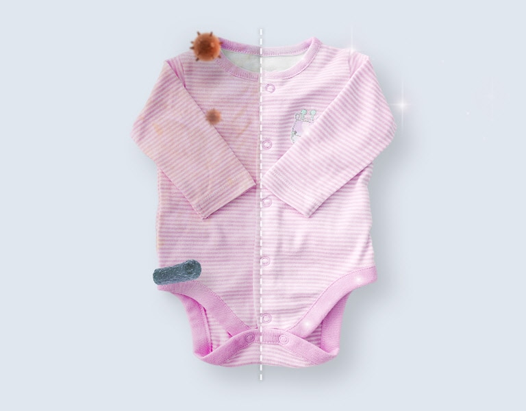 Pakaian bayi merah muda dengan garis putih, kiri bernoda dan kanan bersih, menunjukkan perbedaan sebelum dan sesudah dicuci.