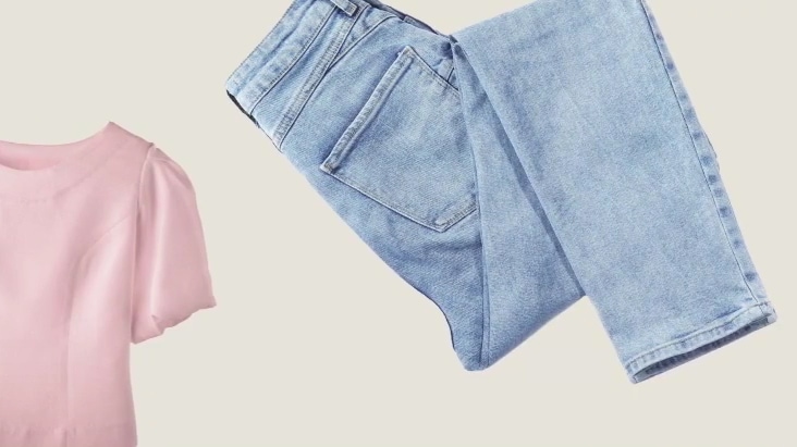 Video menampilkan blus, celana jeans, kaus kaki bayi, pakaian, selimut, dan lain-lain secara berurutan.