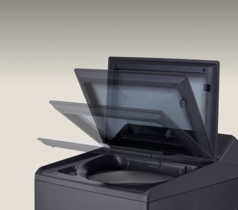 Tutup mesin cuci ditampilkan saat bergerak untuk menunjukkan fitur pintu soft closing yang halus.