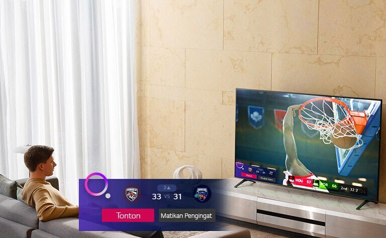 Layar TV menampilkan pertandingan bola basket dan ada Sports Alert.