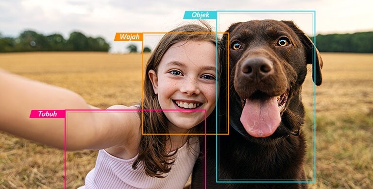 Seorang gadis mengambil foto selfie bersama seekor anjing di lapangan dengan area wajah, tubuh dan objek yang dipilih.