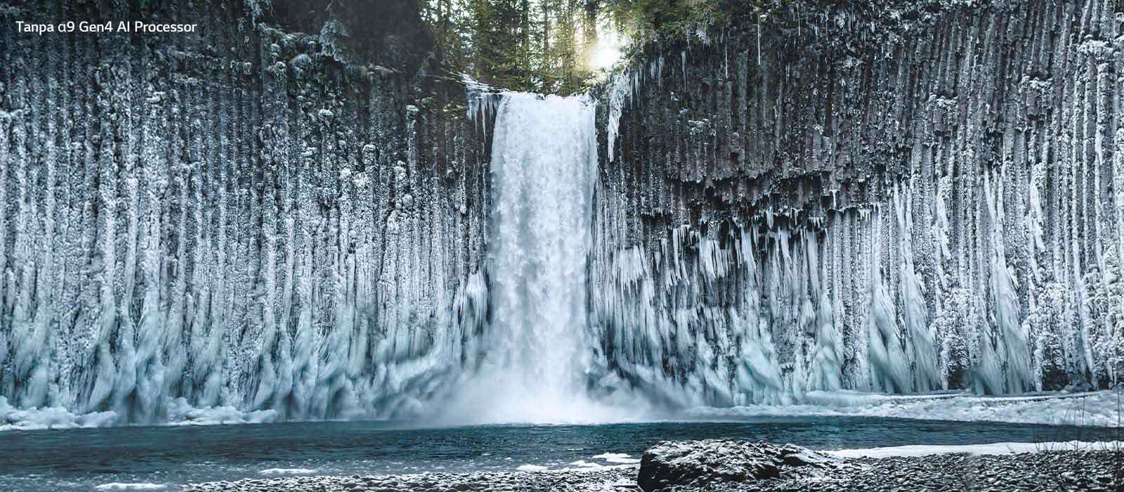 Perbandingan slider kualitas gambar air terjun beku di hutan.