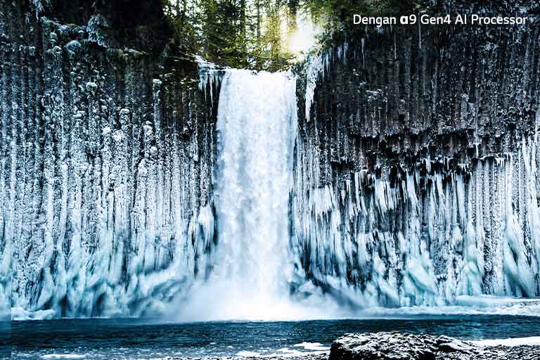 Perbandingan slider kualitas gambar air terjun beku di hutan.