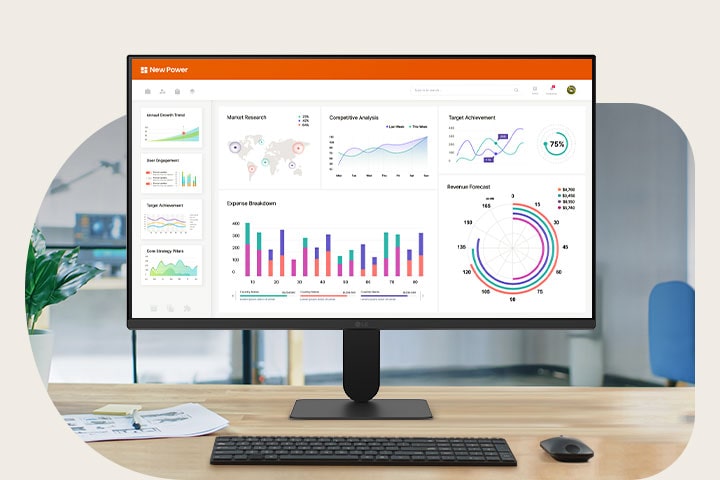 Monitor di atas meja yang menampilkan dasbor bisnis dengan grafik dan analisis, yang menggambarkan produktivitas serta aktivitas kantor sehari-hari.