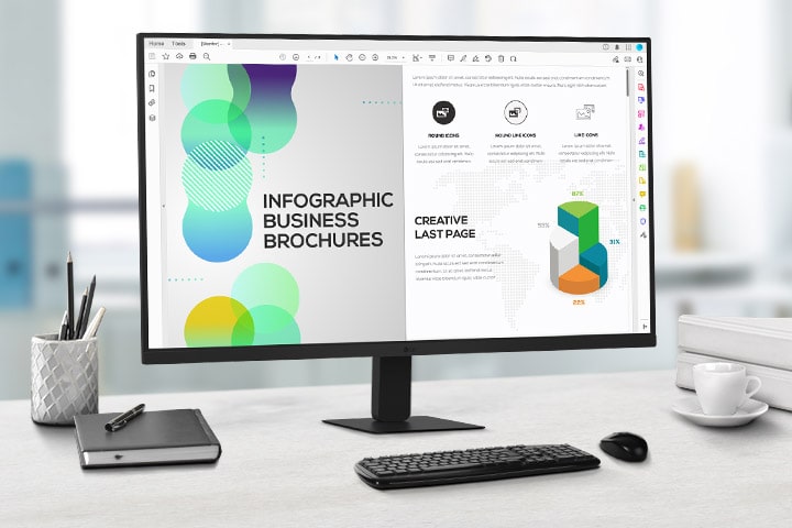 Di atas meja, terdapat monitor IPS QHD yang menampilkan dokumen kerja. Di samping monitor, terdapat tempat pensil, buku harian, pena, keyboard, mouse, dan cangkir.
