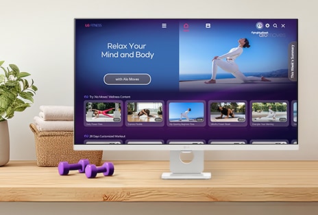 Layar LG Smart Monitor menampilkan berbagai video LG Fitness.