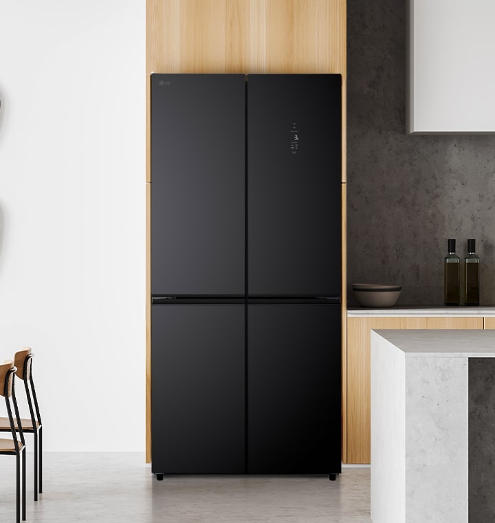 Seorang pria sedang berjalan ke arah kulkas