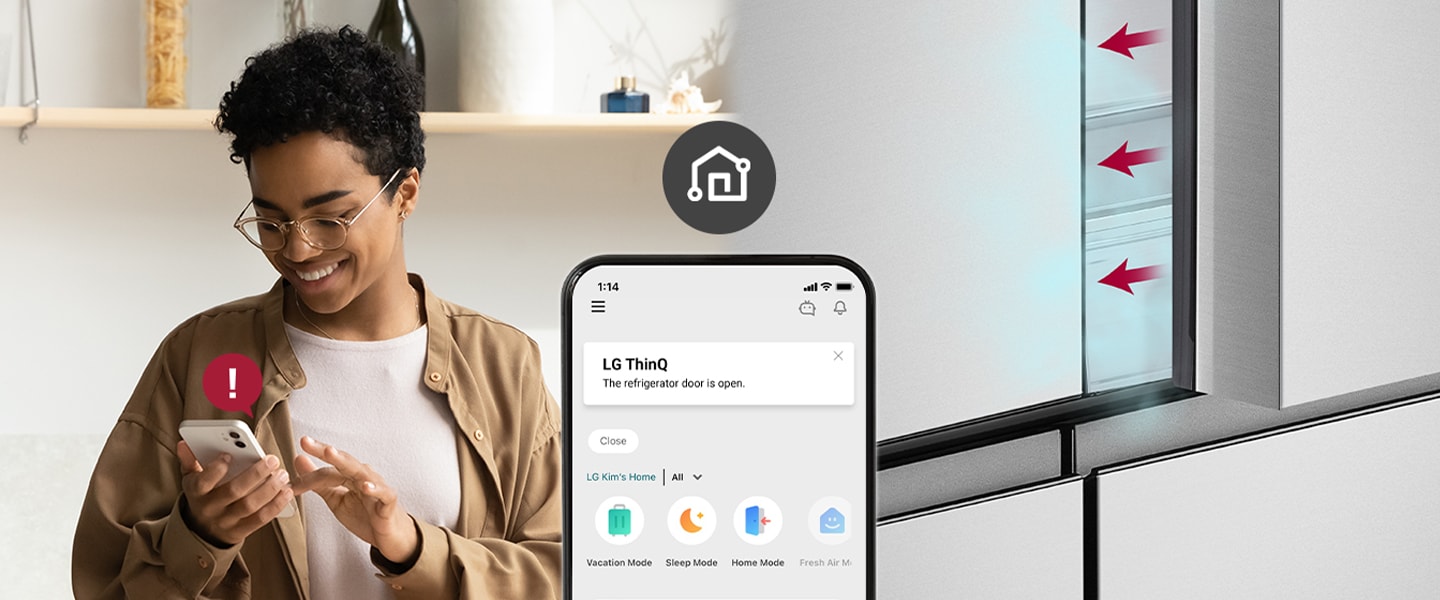 Wanita melihat ponsel, notifikasi pintu kulkas terbuka muncul di layar ponsel dengan ikon Wi-Fi.