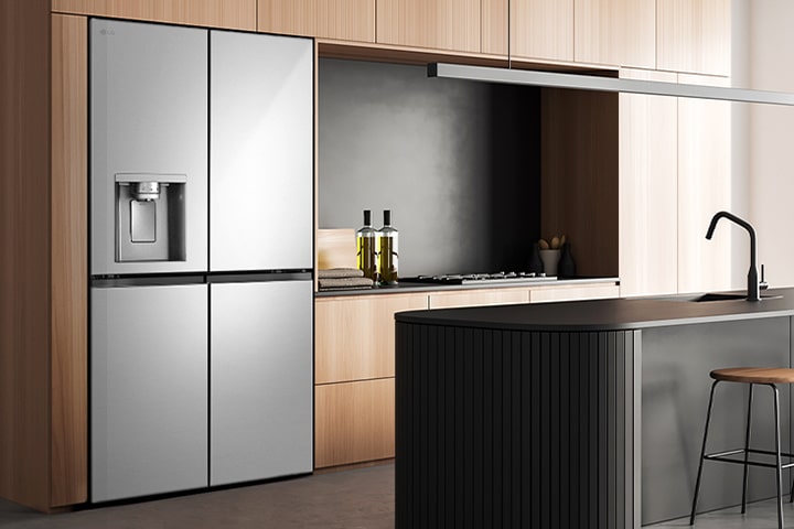 Interior dapur modern dengan kulkas InstaView.