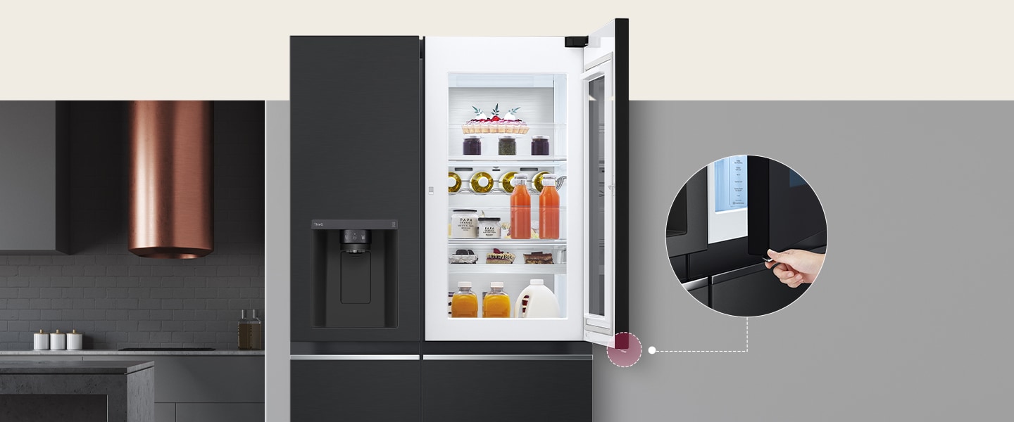 Tampak depan kulkas InstaView berwarna hitam. Pintu-pintu lemari es terbuka. Ada layar kecil yang menjelaskan letak tombol pembuka tersembunyi untuk membuka pintu.