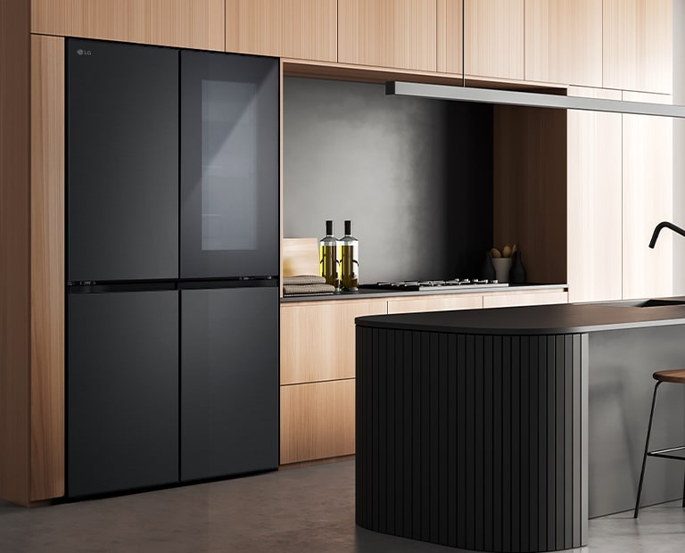 Interior dapur modern dengan kulkas InstaView.