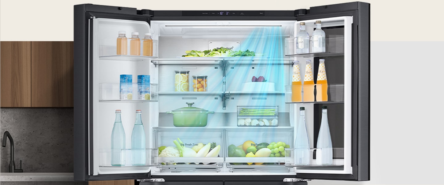 Bahan makanan di kulkas dengan panah biru menunjukkan suhu dingin.