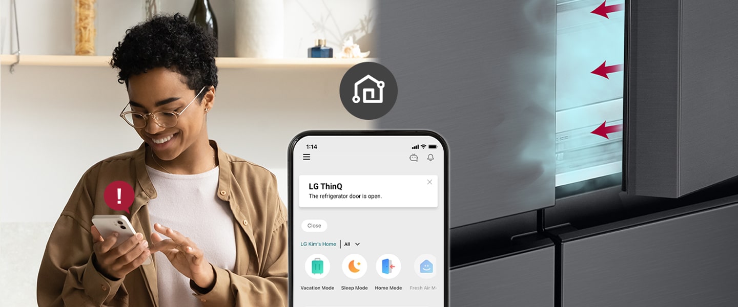 Wanita melihat ponsel, notifikasi pintu kulkas terbuka muncul di layar ponsel dengan ikon Wi-Fi.