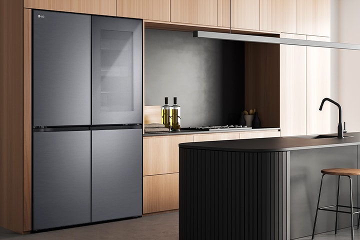 Interior dapur modern dengan kulkas InstaView.