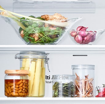 Lampu di bagian luar instaview bottom freezer LG menyala.