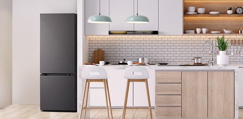 Tampilan keseluruhan kulkas LG Bottom Freezer dengan dispenser air di dapur.