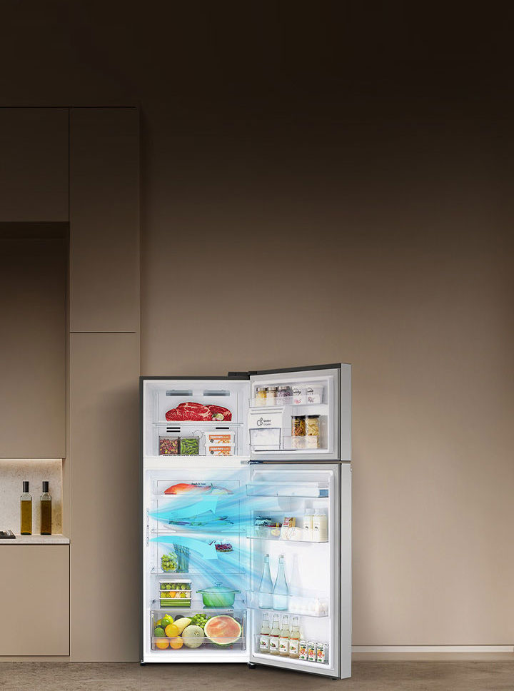 Interior dapur modern dengan kulkas LG Top Freezer menjelaskan cara kerja fitur pendingin pintu.