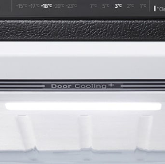 Tampilan dekat rak bottom freezer LG dengan berbagai bumbu segar, sayuran, dan makanan yang diawetkan dalam wadah kaca.