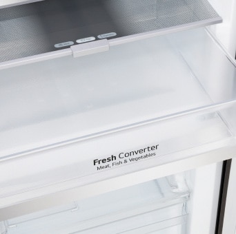 Tampilan dekat fitur pendingin pintu dan panel kontrol suhu di bottom freezer LG.