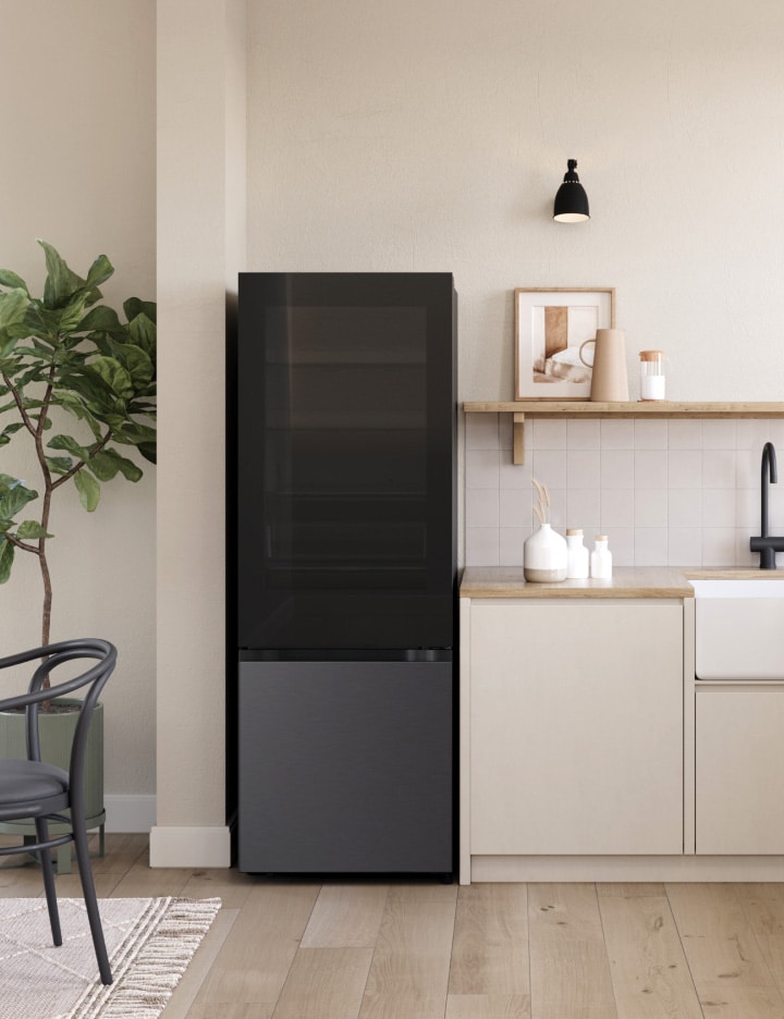 Ini adalah pemandangan dapur dengan kulkas bottom freezer instaview LG dipasang di sebelah meja.