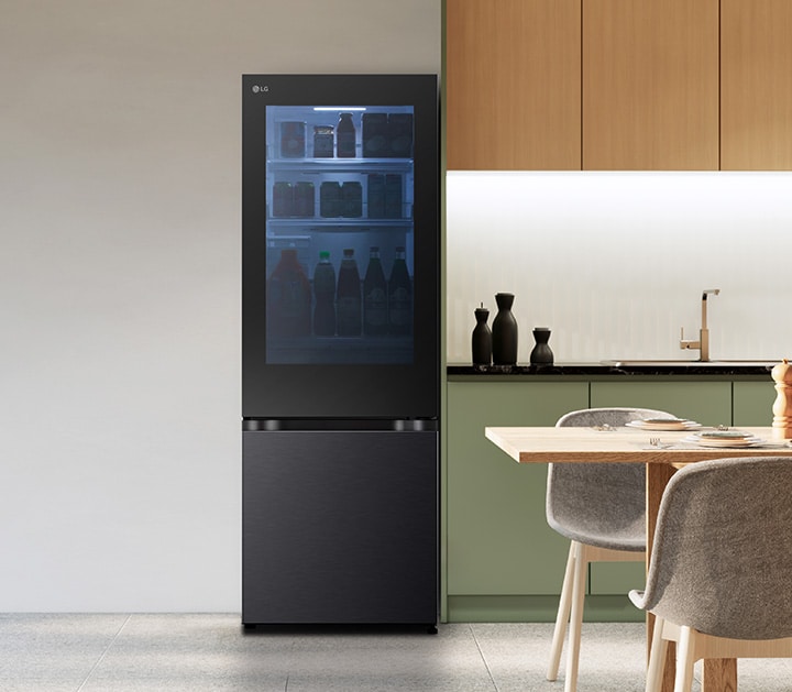kulkas LG bottom freezer dengan instaview di dapur modern..