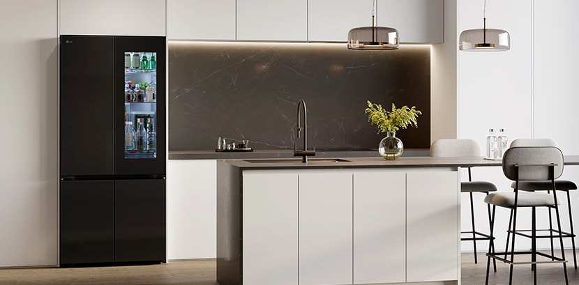 Melengkapi ruang dapur yang bergaya, kulkas multi door LG dengan pintu cermin hitam.