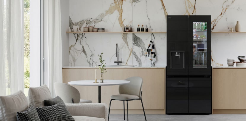 Melengkapi ruang dapur yang bergaya, kulkas multi door LG dengan pintu cermin hitam.