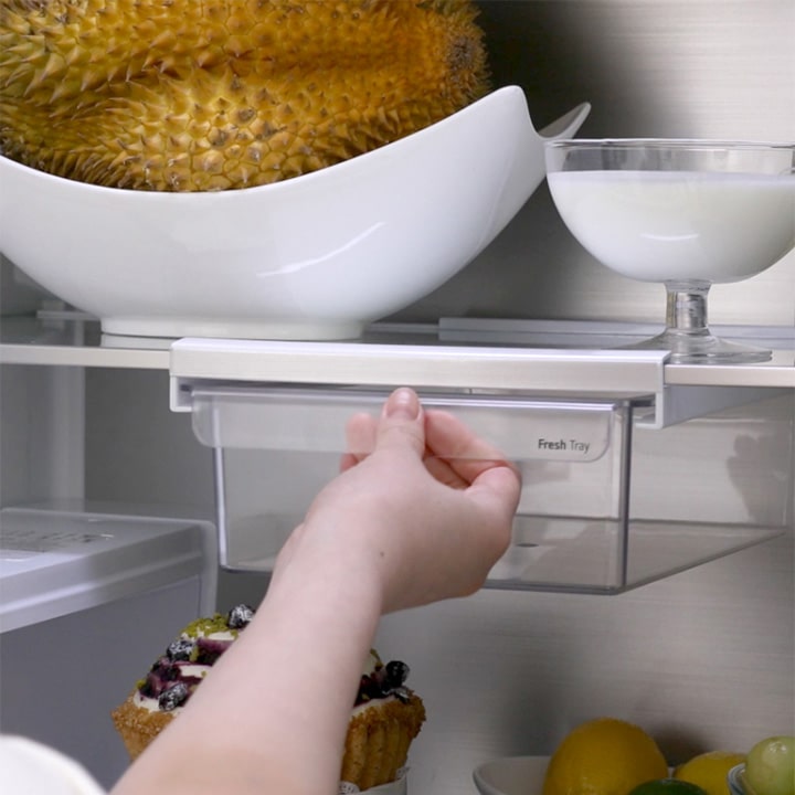 Fitur fresh tray pada kulkas multi door LG menunjukkan penggunaannya dengan cara digantung di bawah rak, ditaruh di atas rak, atau diletakkan di dalam laci.