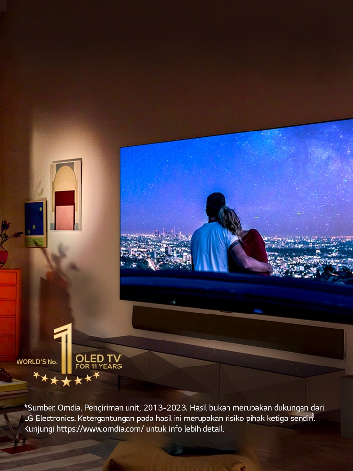 Gambar LG OLED evo G3 di dinding sebuah apartemen di New York City yang modern dan unik dengan pemandangan malam romantis dilayar.  Emblem 10 tahun TV OLED No.1 di dunia.