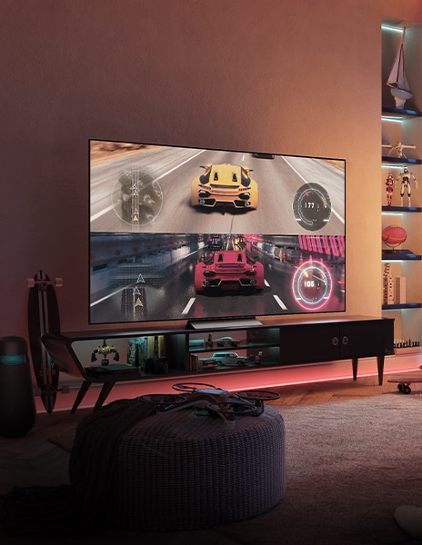 TV dengan layar game dihidupkan ditempatkan di dalam ruangan yang gelap.