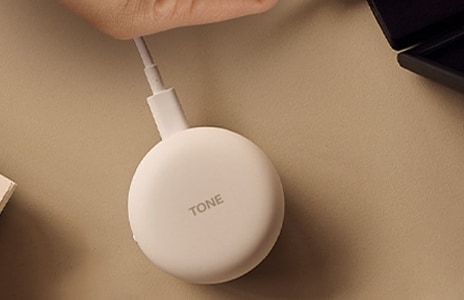 Gambar LG TONE Free terhubung melalui Plug & Wireless.