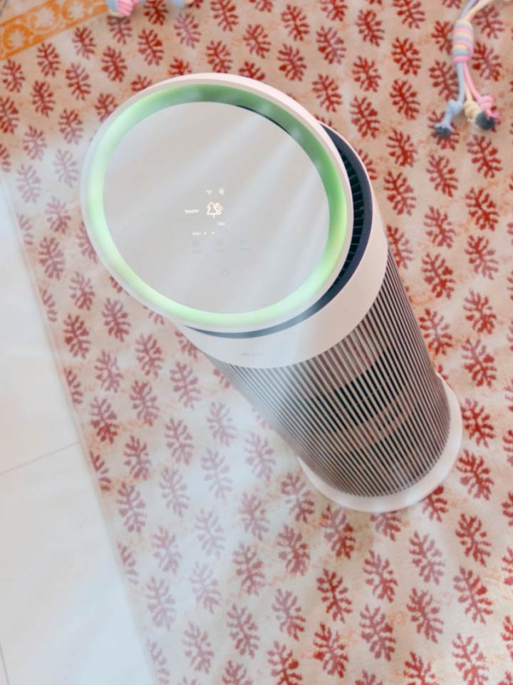 Video showcasing LG air purifier's Dual Airflow and Clean Booster, releasing clean air upward and downward