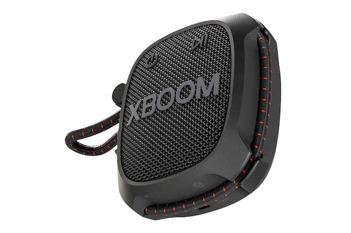 Immagine dello speaker visto da tre quarti a sinistra dal basso