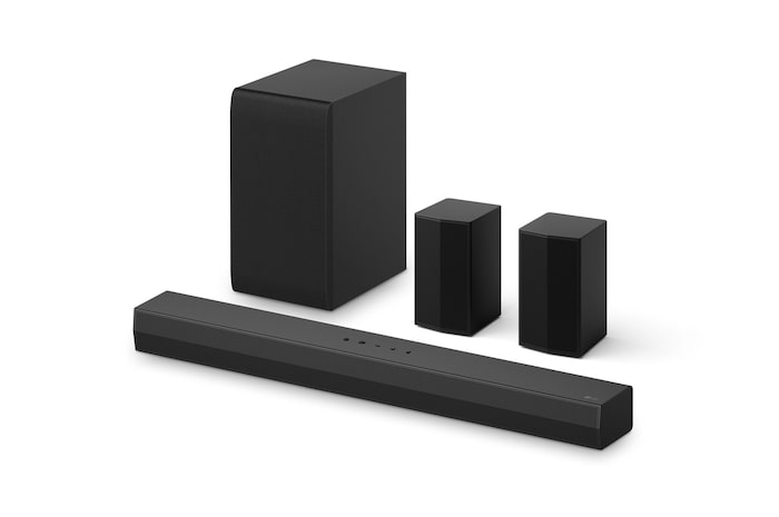 Soundbar, subwoofer e casse posteriori visti da tre quarti verso sinistra