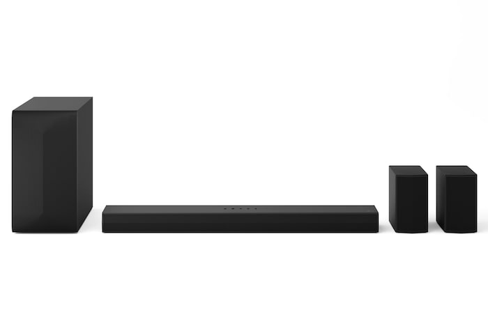 Immagine frontale della soundbar e le casse posteriori