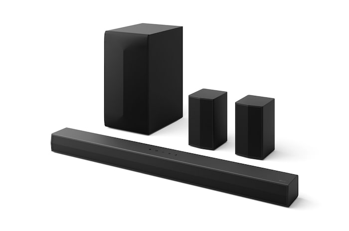 Soundbar, subwoofer e casse posteriori visti da tre quarti verso sinistra