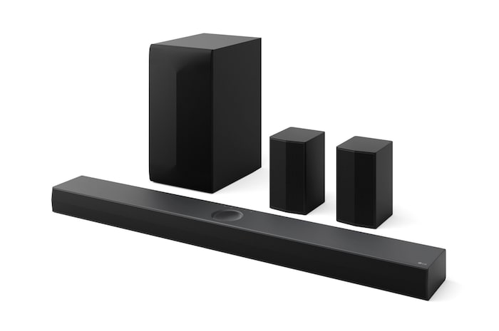 Soundbar, subwoofer e casse posteriori visti da tre quarti verso sinistra